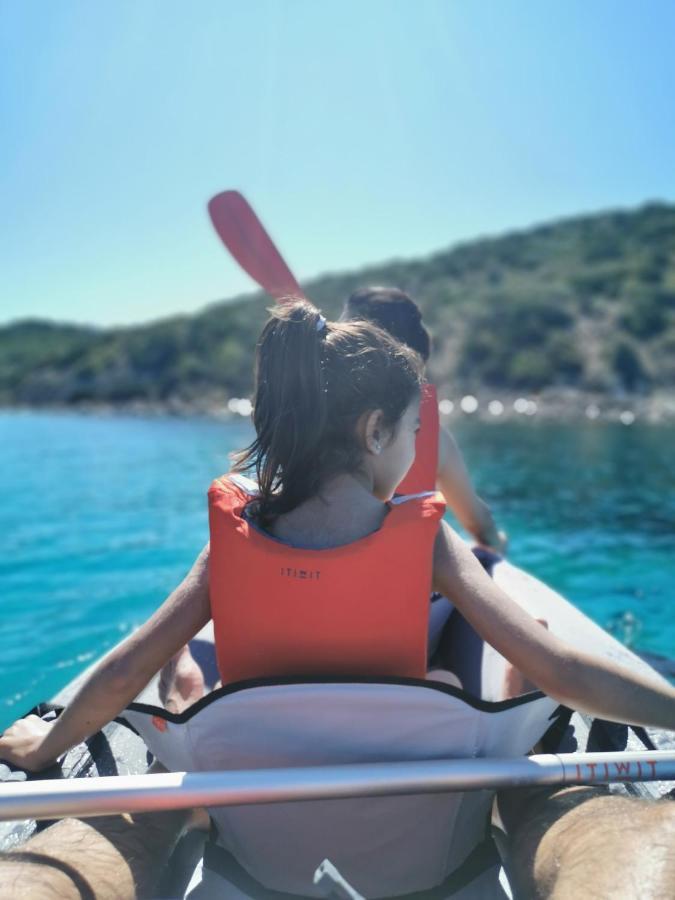 Cara Catherine Geremèas Esterno foto